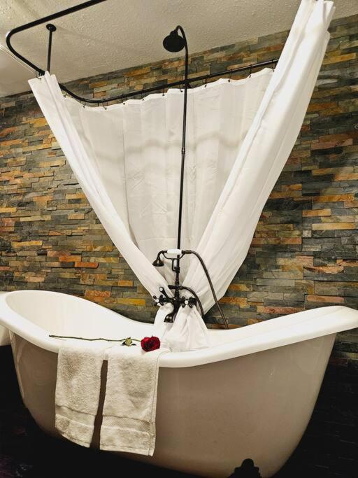 Private Cabin- Breakfast - Double Tub - 75In Tv - Sup - Washer Dryer - Bbq West Point Екстериор снимка